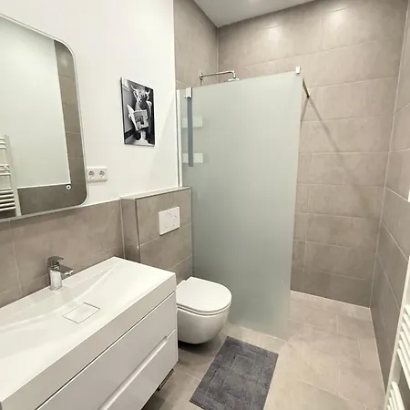 Exklusives City-zimmer, Gemeinschaftsbad Und Kueche